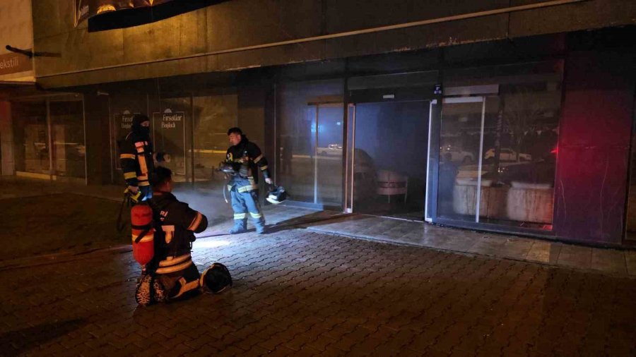 Kayseri’de Mobilya Mağazasındaki Yangında Duman Hafızlık Okuluna Sızdı: 5 Öğrenci Zehirlendi