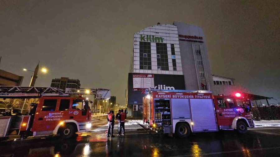 Kayseri’de Mobilya Mağazasındaki Yangında Duman Hafızlık Okuluna Sızdı: 5 Öğrenci Zehirlendi