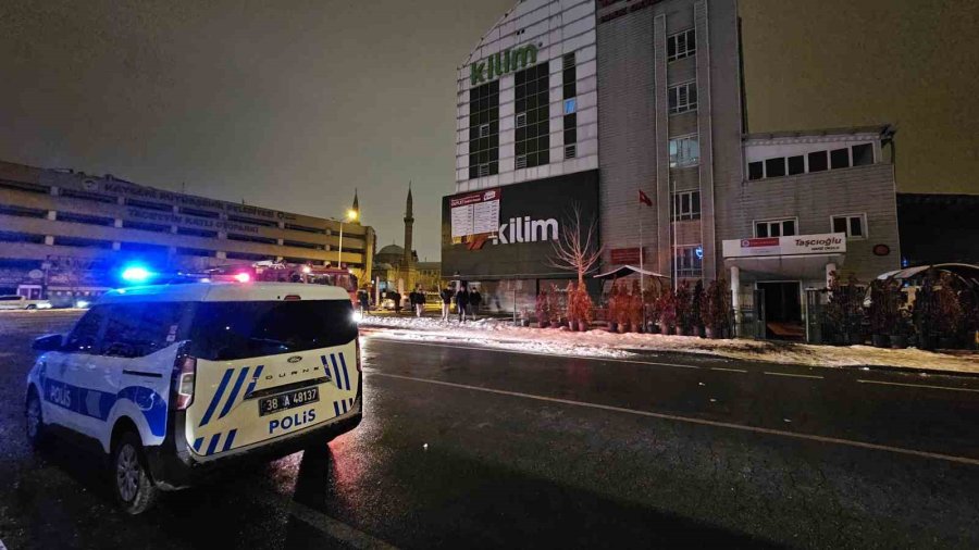 Kayseri’de Mobilya Mağazasındaki Yangında Duman Hafızlık Okuluna Sızdı: 5 Öğrenci Zehirlendi