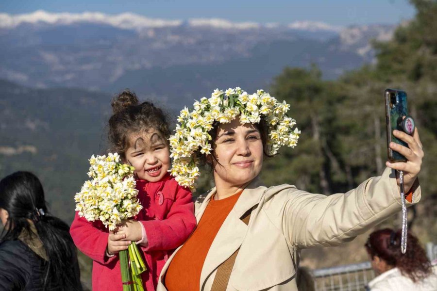 Mersin’de ’nergis Şenliği’ Fotoğraf Yarışmasının Kazananları Ödüllerini Aldı