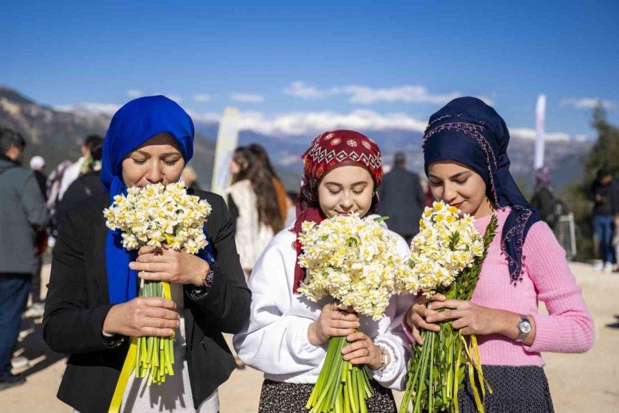 Mersin’de ’nergis Şenliği’ Fotoğraf Yarışmasının Kazananları Ödüllerini Aldı