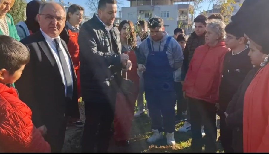 Aksu’da Öğrenciler Zeytin Fidanı Dikti