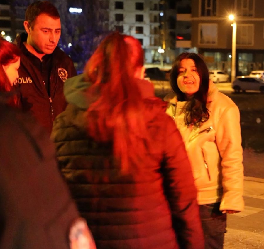 Karayolunda Kendini Araçların Önüne Atan Kadın Polisi Alarma Geçirdi