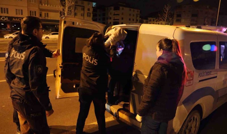 Karayolunda Kendini Araçların Önüne Atan Kadın Polisi Alarma Geçirdi