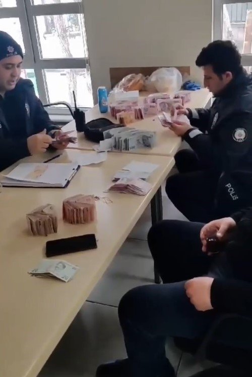 Kayseri Polisi, Bulduğu Yüklü Miktarda Para Dolu Çantayı Sahibine Teslim Etti