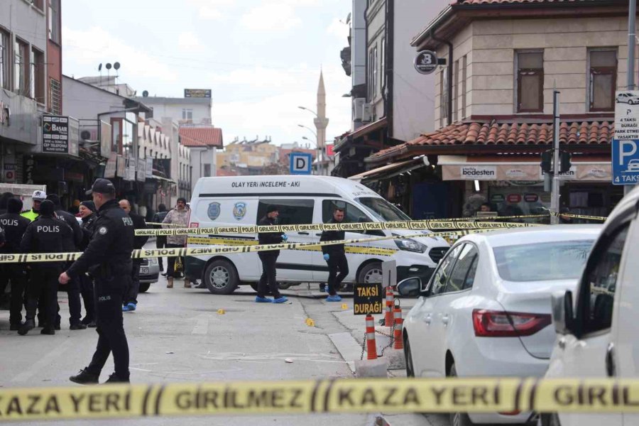 Sokak Ortasında Tabancayı Peş Peşe Ateşleyerek Husumetlisini Vurdu