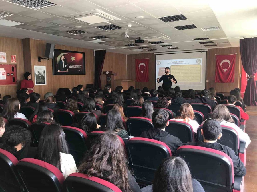 Mersin’de Gençler Terörle Mücadele Konusunda Bilgilendiriliyor