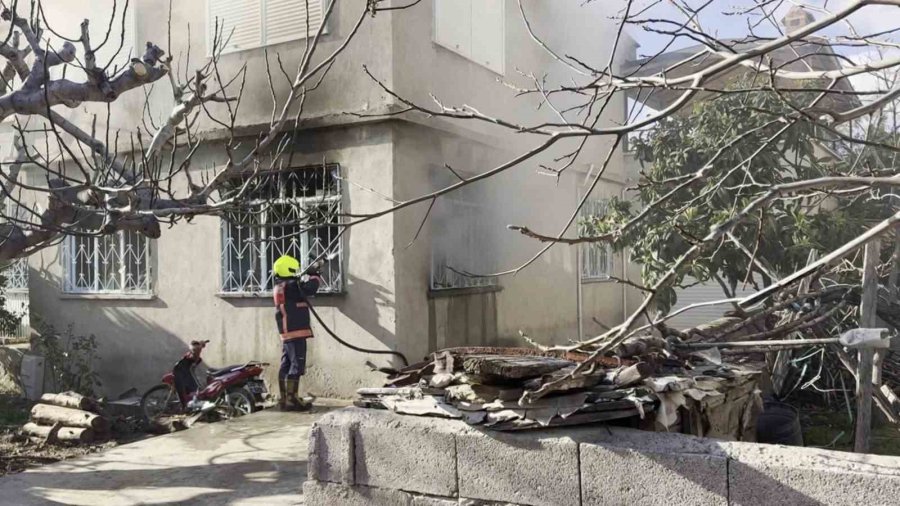 Mersin’de Evde Çıkan Yangın Korkuttu