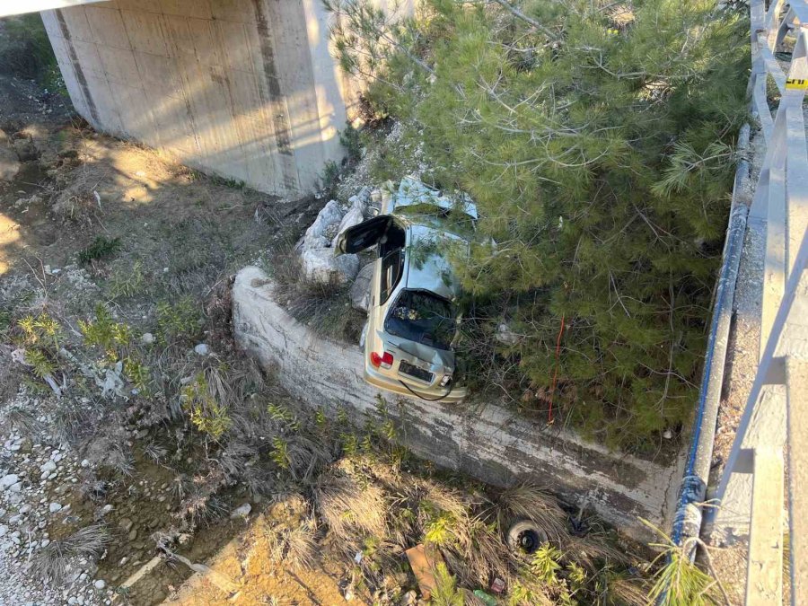 Yoldan Çıkan Otomobil, Köprüden Uçtu: 1 Ölü