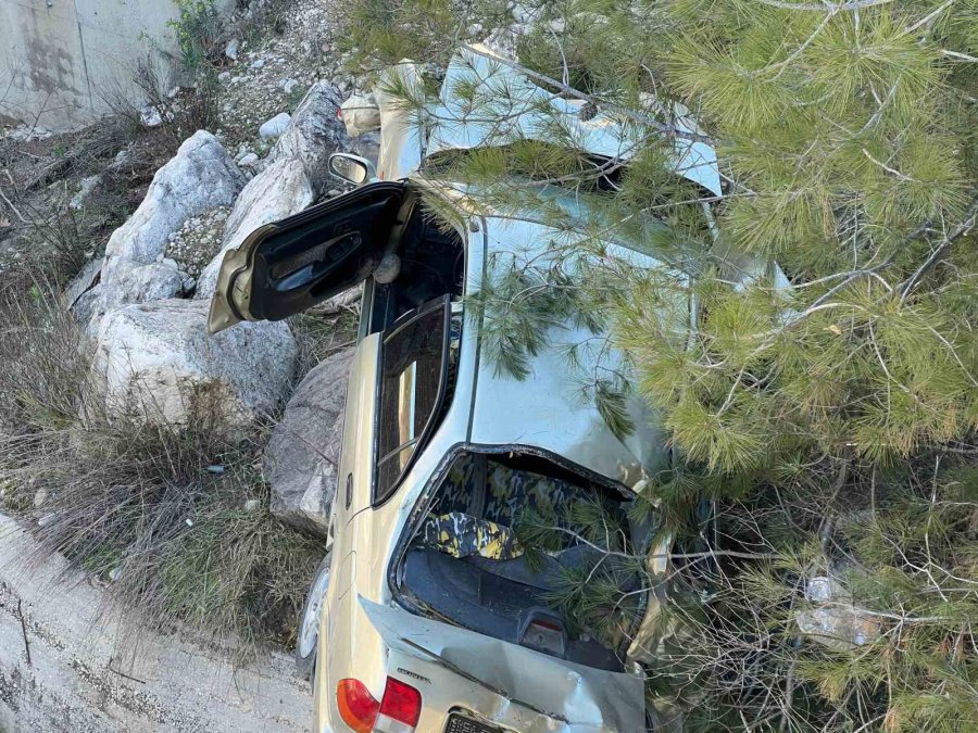 Yoldan Çıkan Otomobil, Köprüden Uçtu: 1 Ölü