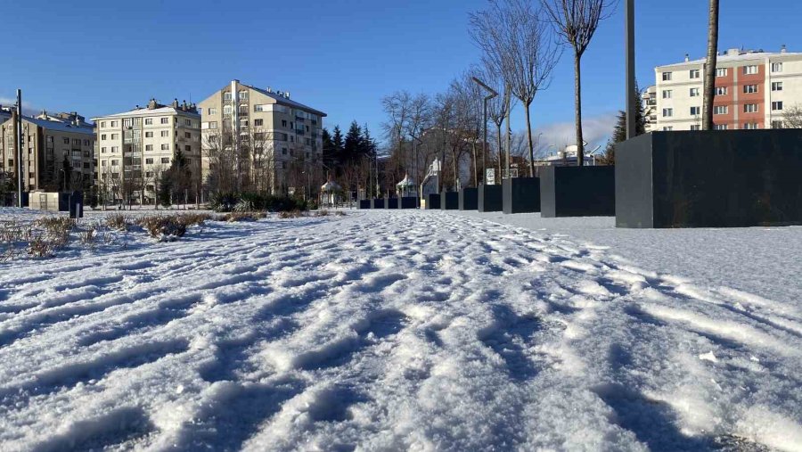 Eskişehir’e Beklenen Yağış Geldi, Çocuklar Kartopu Savaşı Yaptı