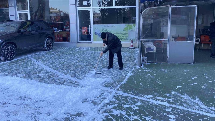 Eskişehir’e Beklenen Yağış Geldi, Çocuklar Kartopu Savaşı Yaptı