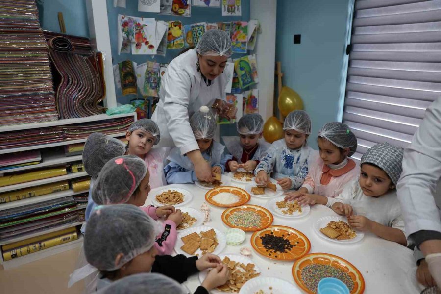 Miniklere Özgü Kütüphanede ’kurabiyemi Tasarlıyorum’ Etkinliği