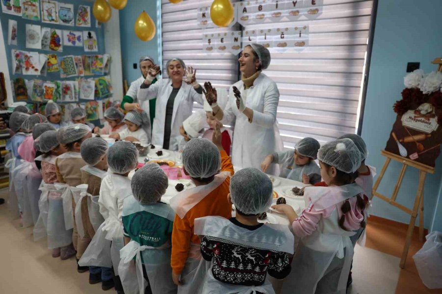 Miniklere Özgü Kütüphanede ’kurabiyemi Tasarlıyorum’ Etkinliği