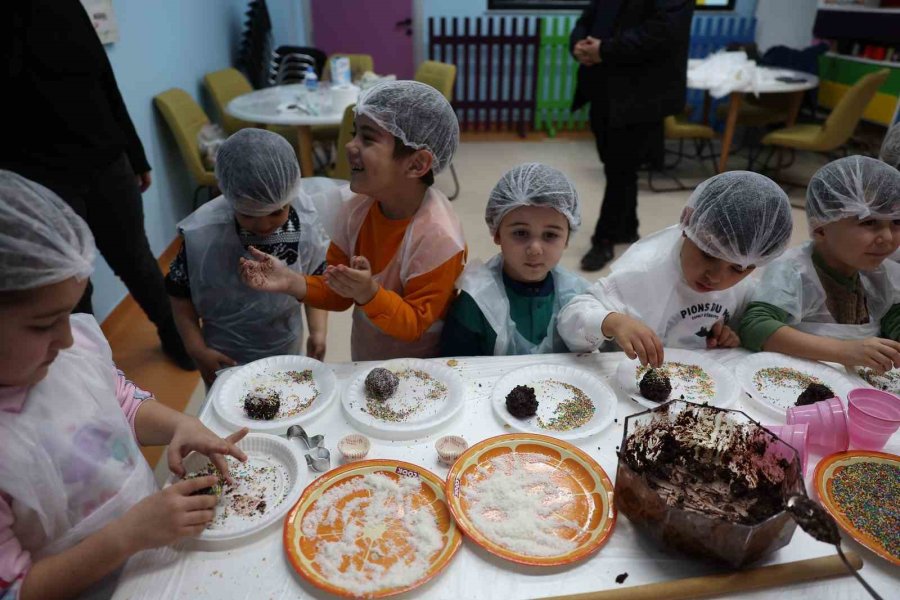 Miniklere Özgü Kütüphanede ’kurabiyemi Tasarlıyorum’ Etkinliği