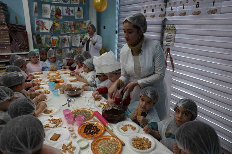 Miniklere Özgü Kütüphanede ’kurabiyemi Tasarlıyorum’ Etkinliği