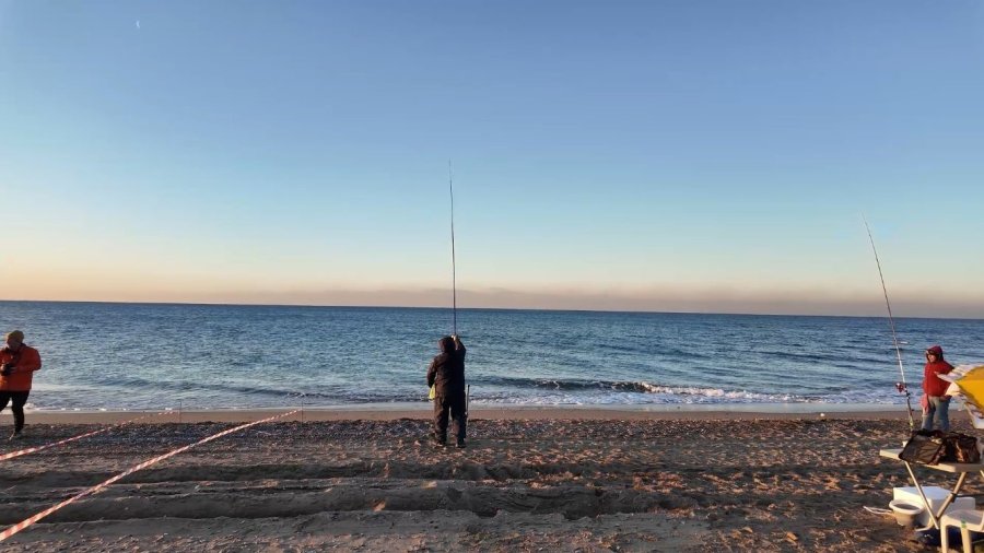 Antalya’da Kıyıdan Balık Yakalama Turnuvası