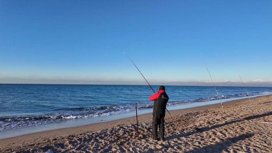 Antalya’da Kıyıdan Balık Yakalama Turnuvası