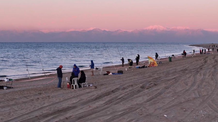 Antalya’da Kıyıdan Balık Yakalama Turnuvası