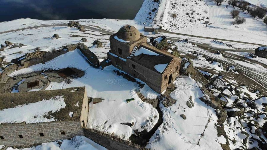 Dik Kayalar Üzerindeki Yüksek Kilise Dikkat Çekiyor