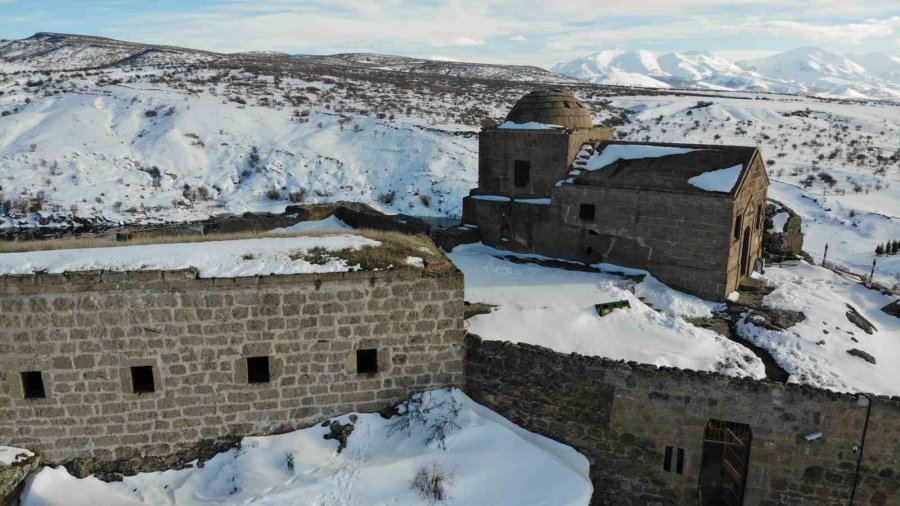 Dik Kayalar Üzerindeki Yüksek Kilise Dikkat Çekiyor