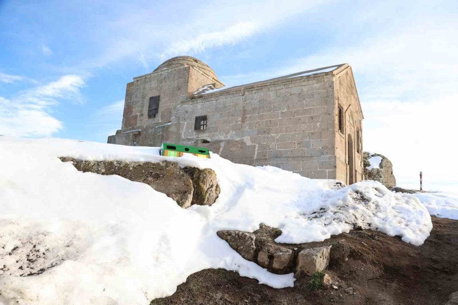 Dik Kayalar Üzerindeki Yüksek Kilise Dikkat Çekiyor