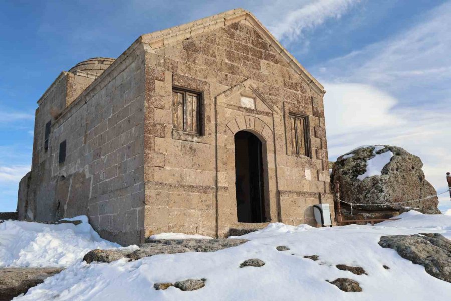 Dik Kayalar Üzerindeki Yüksek Kilise Dikkat Çekiyor