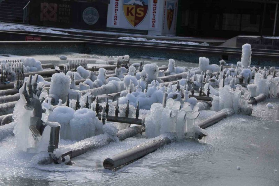 Kayseri Dondu, Süs Havuzları Buz Tuttu