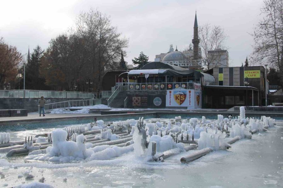 Kayseri Dondu, Süs Havuzları Buz Tuttu