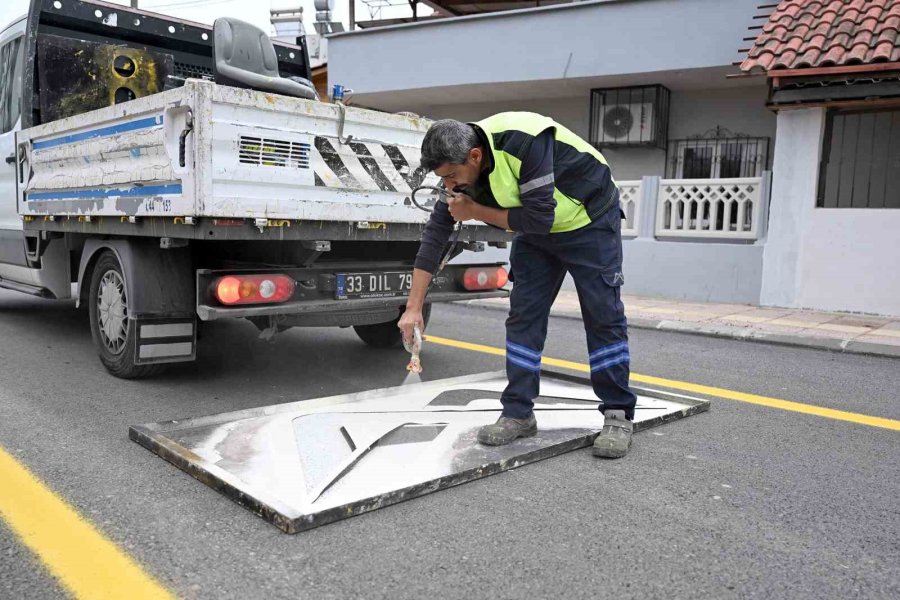 Mersin’de Bozuk Yollar Onarılıyor