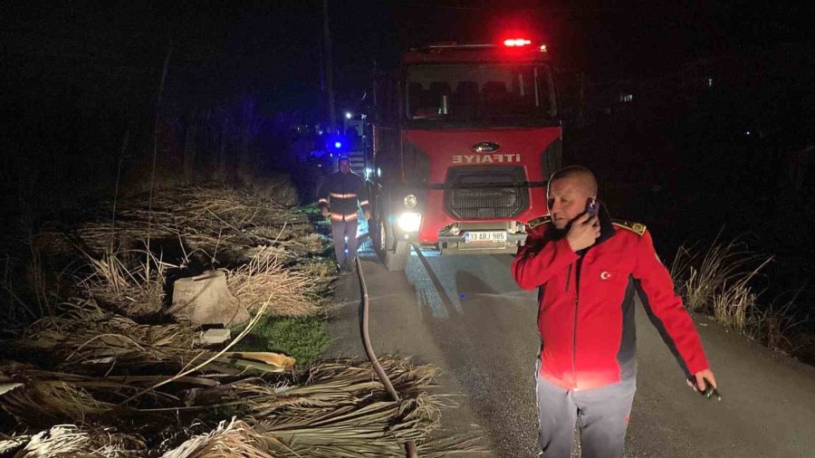 Alevlerin Geceyi Aydınlattığı Sazlıktaki Yangın Yerleşim Alanına Ulaşmadan Söndürüldü