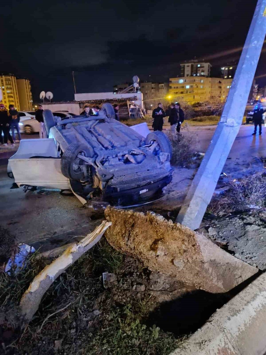 Refüje Çıkan Otomobil Direğe Çarptı, Sürücü Ağır Yaralandı