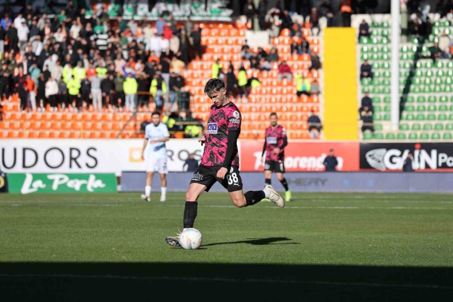 Trendyol Süper Lig: Alanyaspor: 0 - Adana Demirspor: 2 (ilk Yarı)