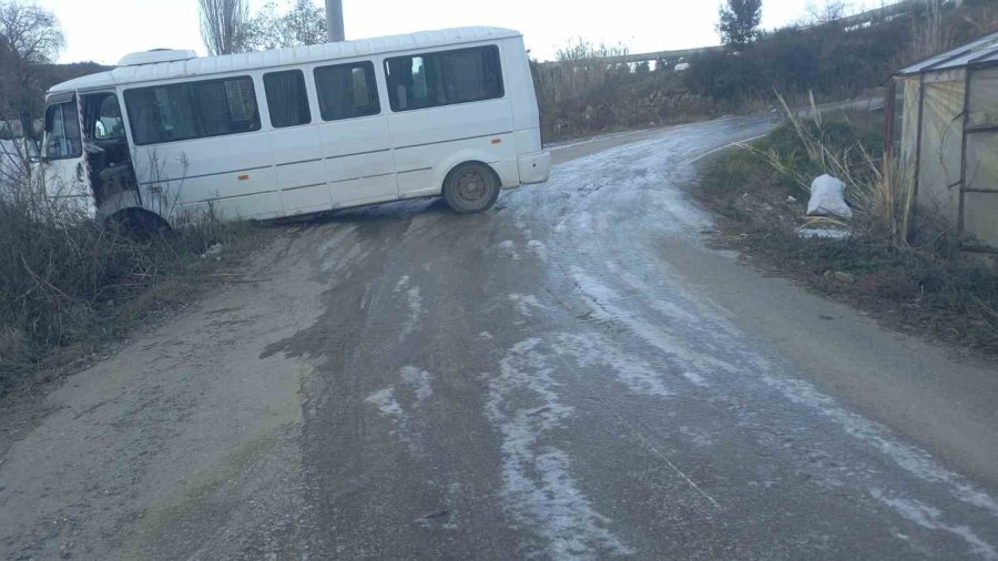 Gazipaşa’da Okul Servisi Buzlu Yolda Kaydı, Korku Dolu Anlar Yaşandı