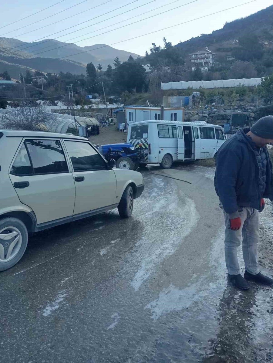 Gazipaşa’da Okul Servisi Buzlu Yolda Kaydı, Korku Dolu Anlar Yaşandı