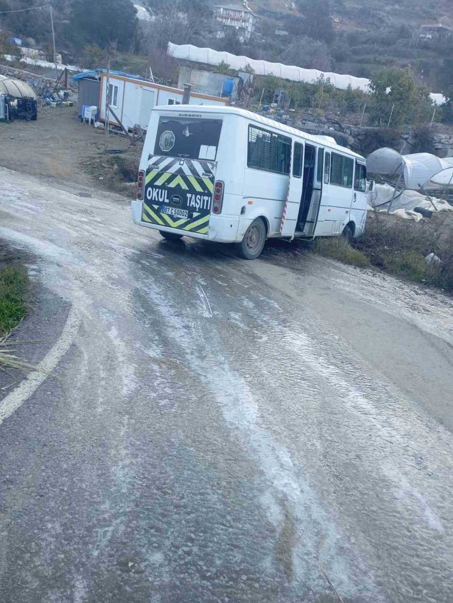 Gazipaşa’da Okul Servisi Buzlu Yolda Kaydı, Korku Dolu Anlar Yaşandı