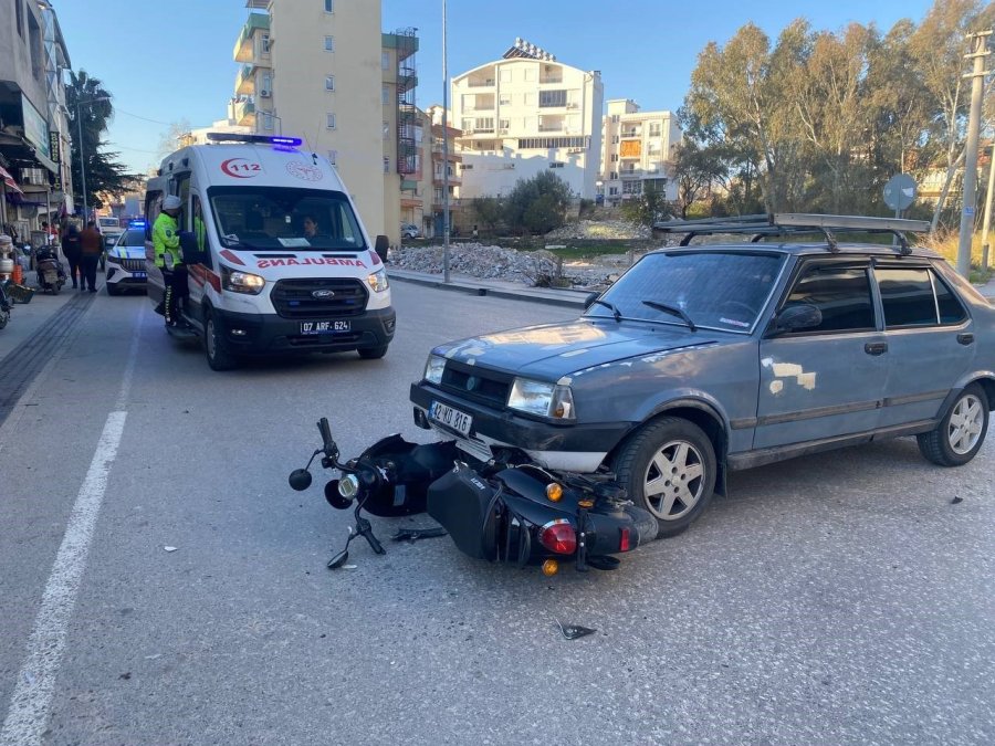 Serik’te Otomobille Çarpışan Motosikletli Yaralandı