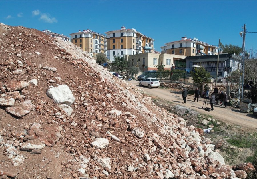 Hafriyat Kamyonunu Boşalttığı Molozların Altında Kalan Kadın Yaşam Mücadelesi Veriyor