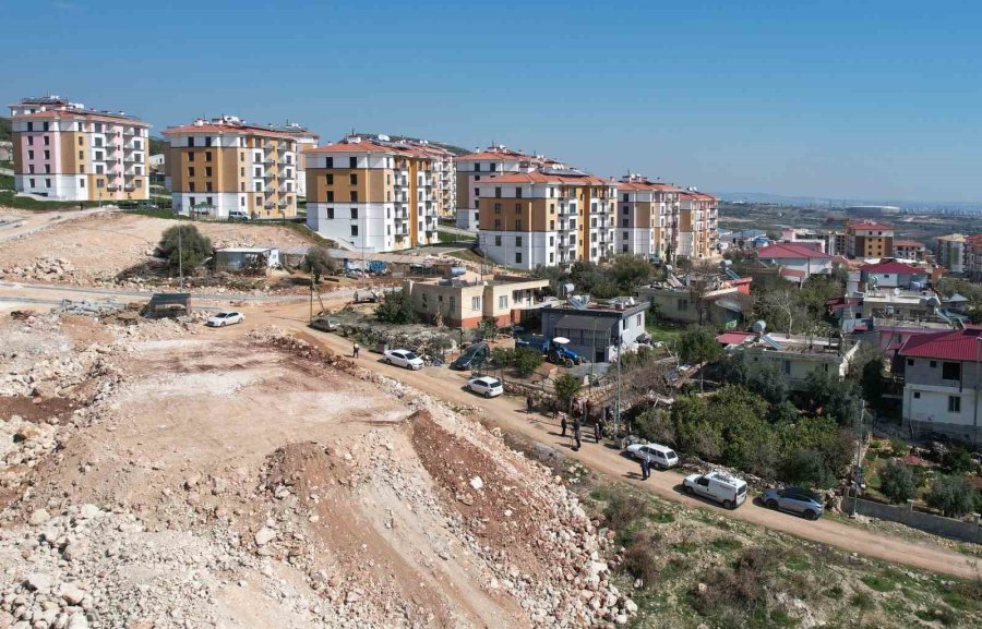 Hafriyat Kamyonunu Boşalttığı Molozların Altında Kalan Kadın Yaşam Mücadelesi Veriyor