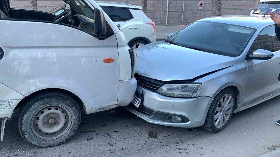 Karaman’da Karşı Şeride Geçen Kamyonet İki Araca Çarparak Durabildi