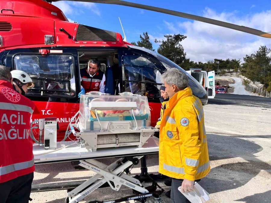 Mersin’de Erken Dünyaya Gelen ’ikiz Bebekler’ Helikopter Ambulansla Nakledildi