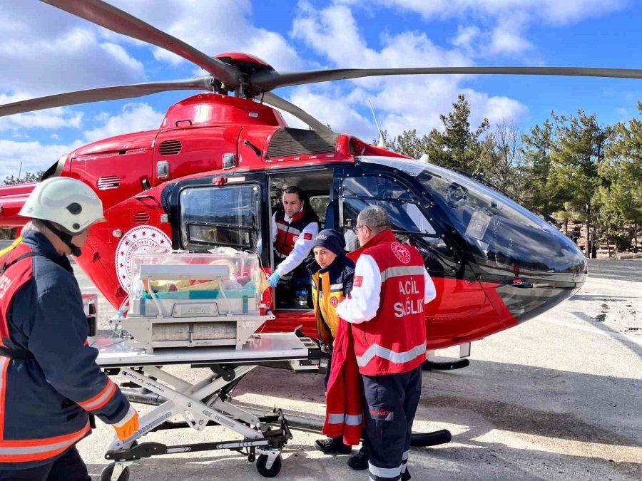 Mersin’de Erken Dünyaya Gelen ’ikiz Bebekler’ Helikopter Ambulansla Nakledildi