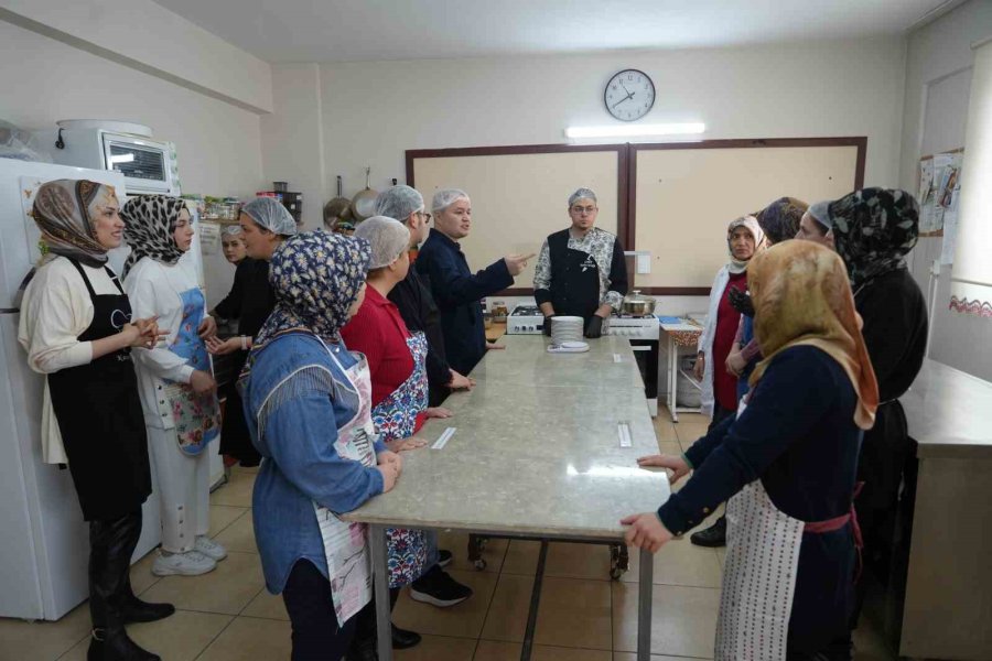 Niğde’de Kursiyerler Aldıkları Türk Mutfağı Eğitimi İle Usta Aşçı Oluyor