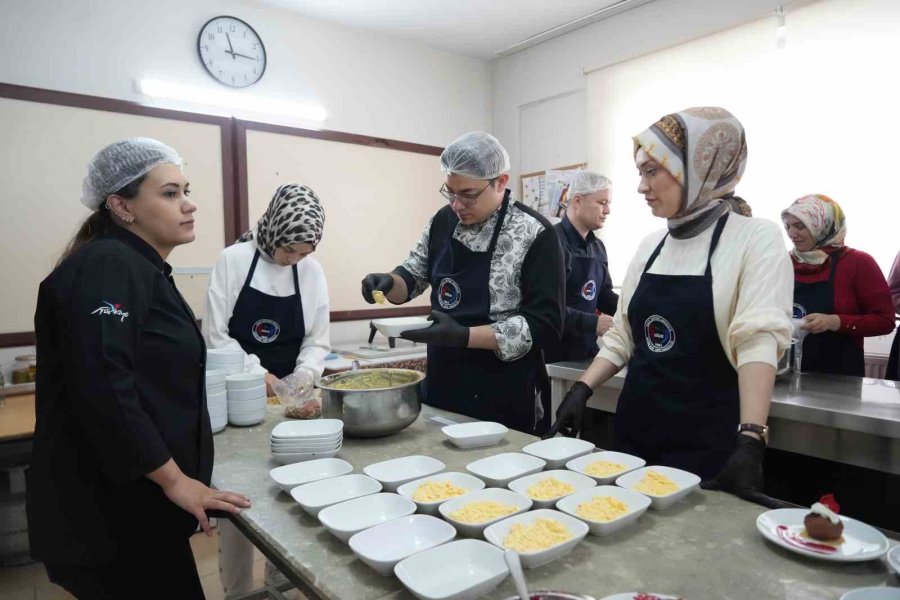 Niğde’de Kursiyerler Aldıkları Türk Mutfağı Eğitimi İle Usta Aşçı Oluyor