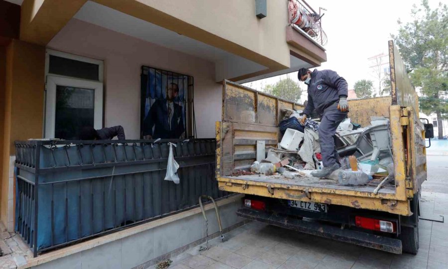 Antalya’da Vefat Eden Adamın Evinden 2 Kamyon Çöp Çıktı