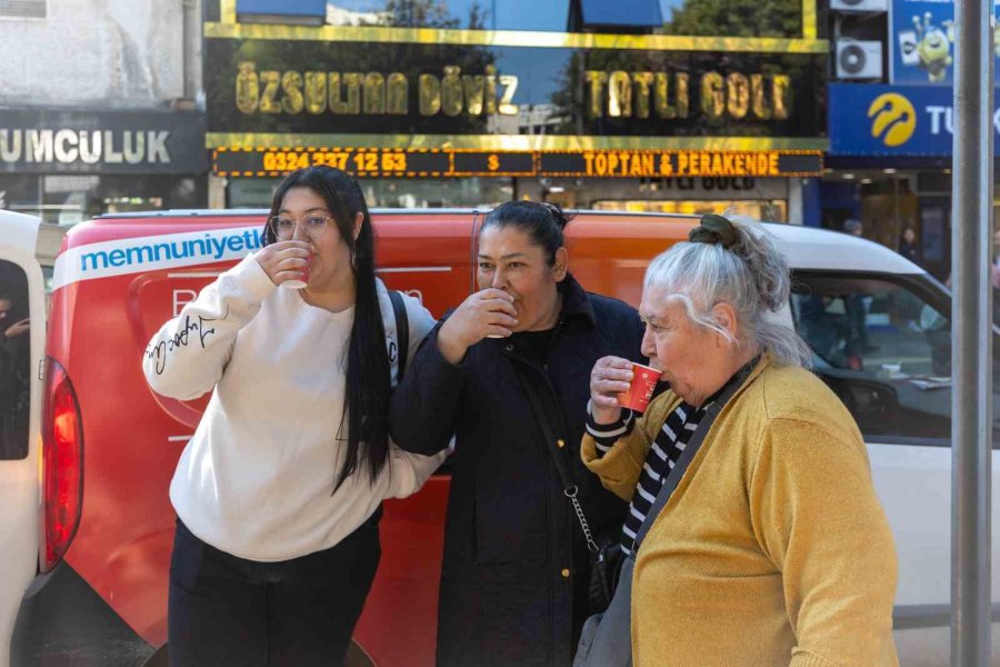 Mersin Büyükşehir Belediyesinden Vatandaşlara ’kaynar’ İkramı