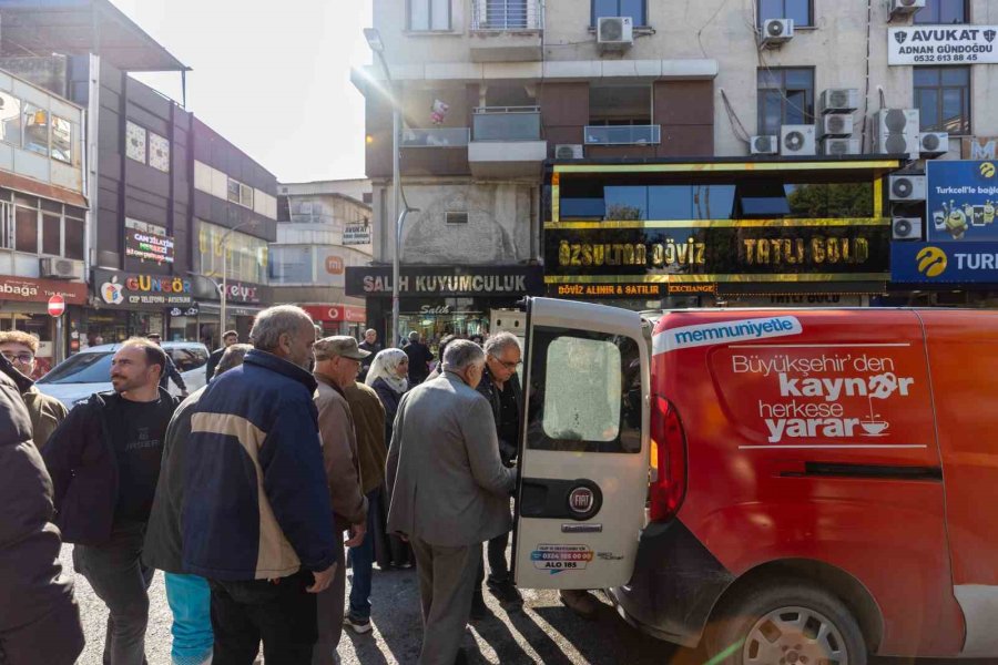 Mersin Büyükşehir Belediyesinden Vatandaşlara ’kaynar’ İkramı