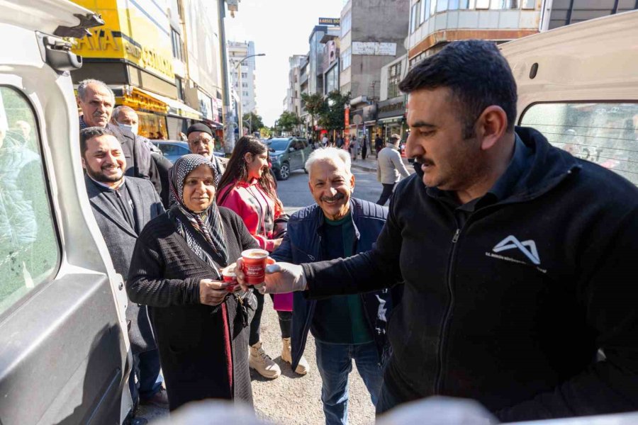 Mersin Büyükşehir Belediyesinden Vatandaşlara ’kaynar’ İkramı