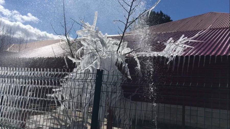 Borulardan Fışkıran Sular Buz Tuttu, Ortaya İlginç Görüntüler Çıktı