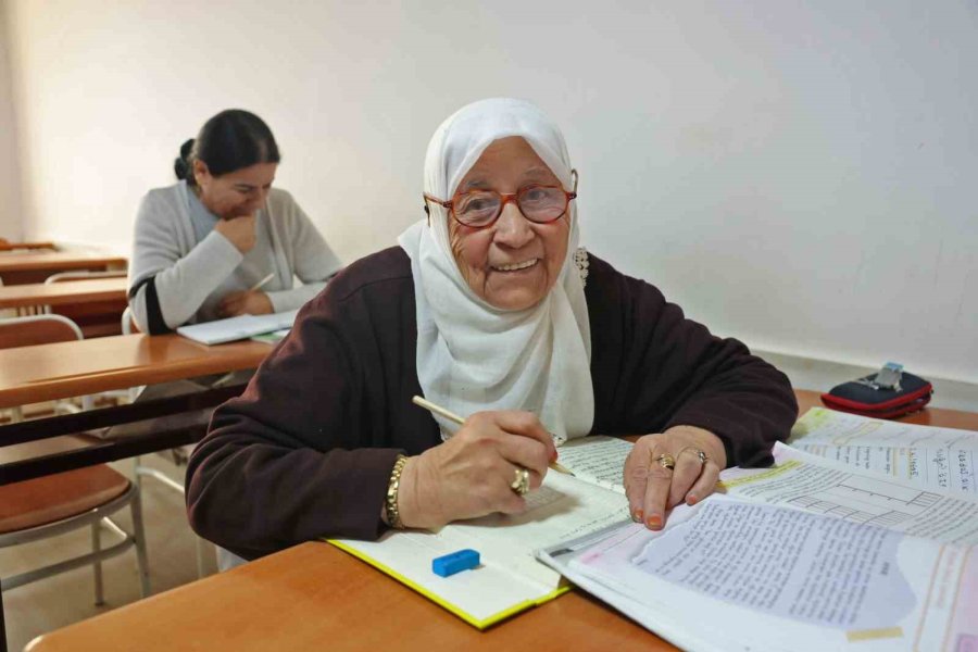 84 Yaşındaki Ayşe Nine Okuma Yazmayı, Afrikalı Cisse Türkçeyi Atasem’de Öğreniyor